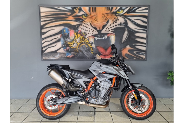 2021 KTM 890 DUKE R